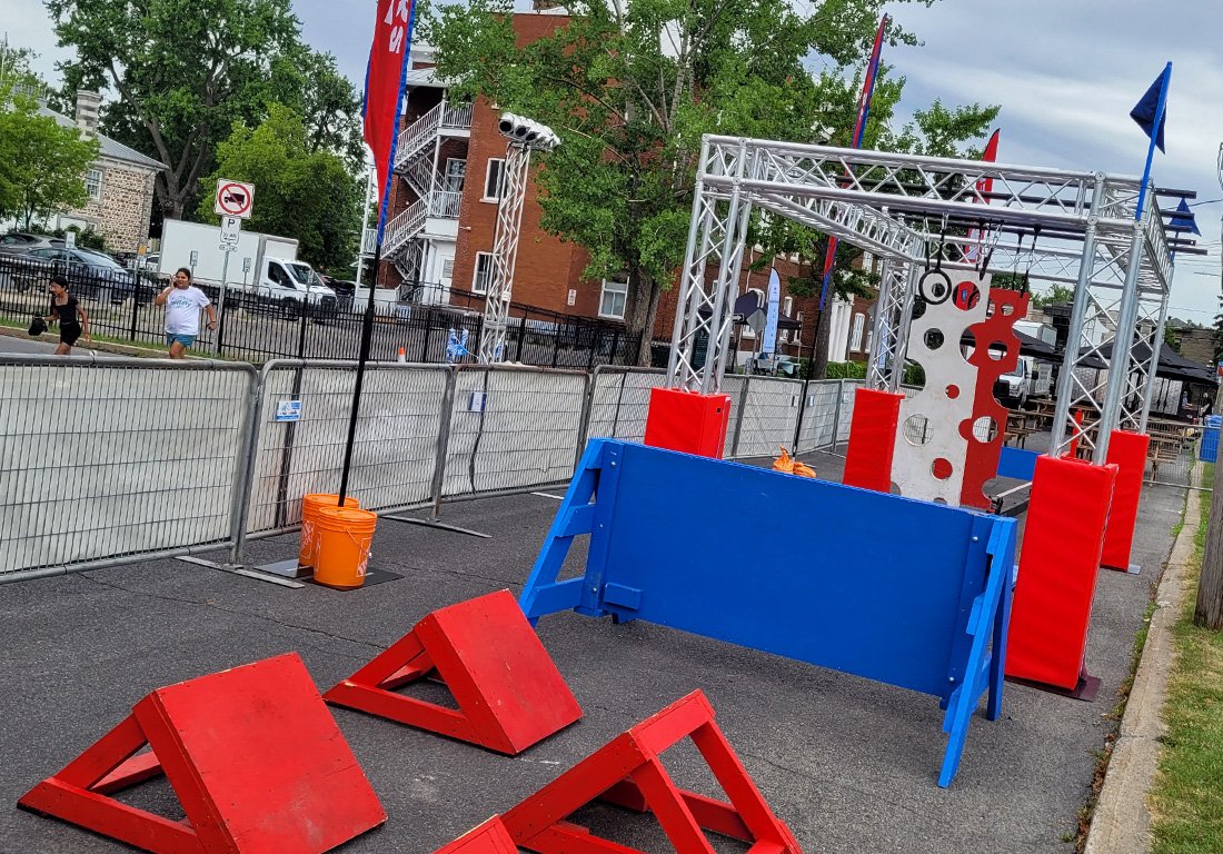 Parcours "Ninja Warrior" dans une rue | 123 Ninja Go | Parcours d'obstacles mobiles | Écoles • Camps • Festivals | Kompra Bootcamp