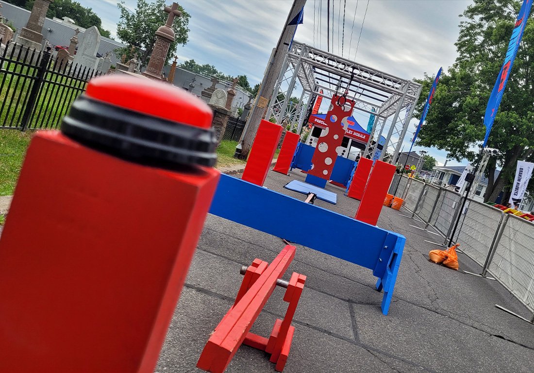 Parcours "Ninja Warrior" dans une rue | 123 Ninja Go | Parcours d'obstacles mobiles | Écoles • Camps • Festivals | Kompra Bootcamp