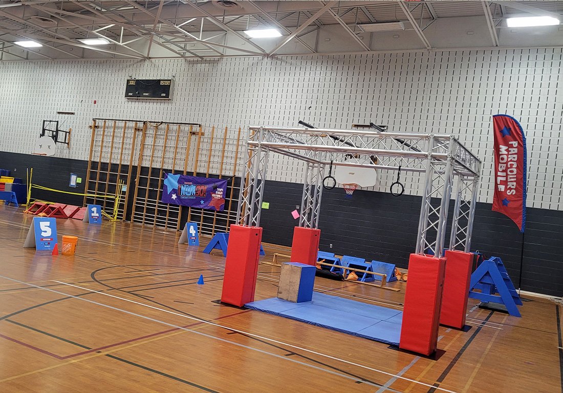 Parcours "Ninja Warrior" dans un gymnase | 123 Ninja Go | Parcours d'obstacles mobiles | Écoles • Camps • Festivals | Kompra Bootcamp